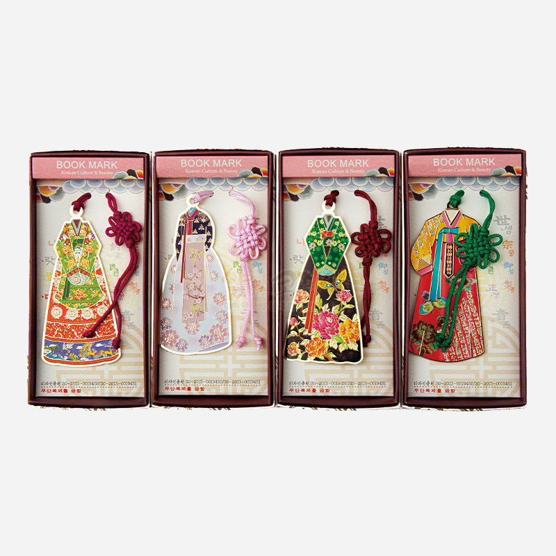 전통 여인 한복 형상의 금속 책갈피, 화려한 꽃문양과 다채로운 색채, 한복색 매듭 장식이 어우러진 디자인.