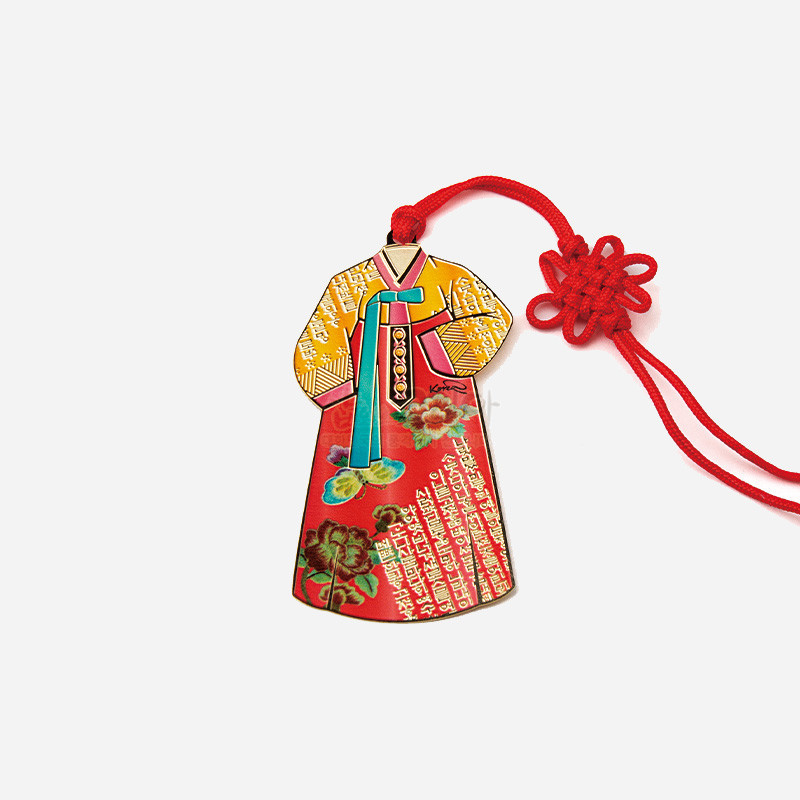 알록달록한 전통 한복 형태의 금속 책갈피, 붉은 매듭끈과 꽃문양·한글 문자 장식이 강조된 디자인.