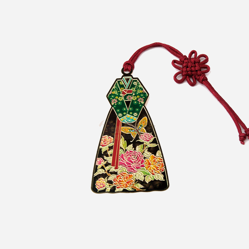 금속 재질 위 칠보 기법으로 표현된 초록 한복과 꽃나비, 화려한 모란 문양, 붉은 전통 매듭끈 장식 책갈피.