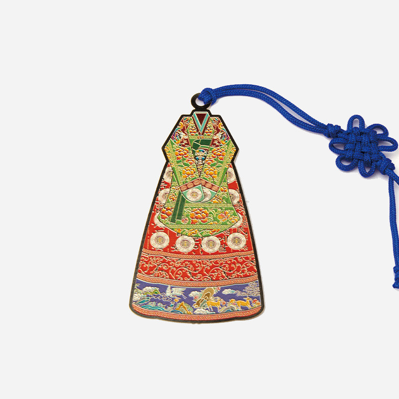 금속 소재에 칠보 기법으로 표현한 여인 전통한복 모양 책갈피, 화려한 꽃무늬와 기마 행렬 문양, 청색 매듭끈 장식.