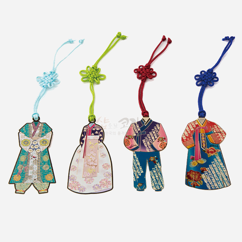 금속 재질에 한복 형상을 담고 채색한 뒤 전통 매듭끈을 단, 화려한 문양과 색상이 돋보이는 책갈피 4종.