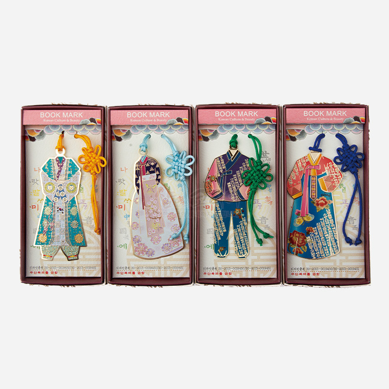 금속 재질에 전통한복 남녀 도형과 문자 상감, 다채로운 색채와 매듭끈 장식이 조화를 이룬 책갈피 구성.