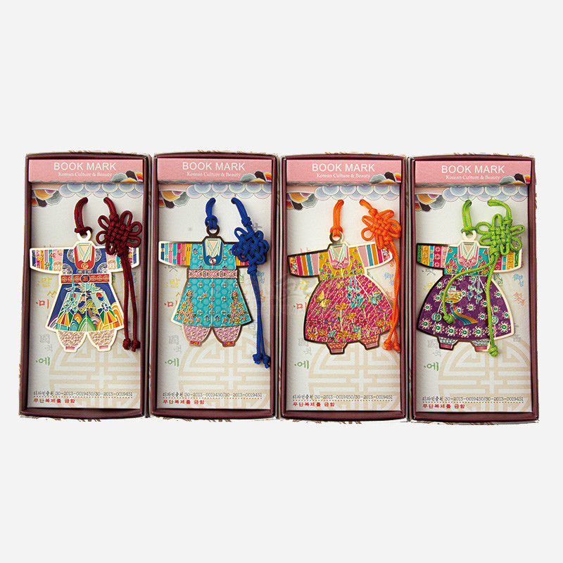 색동 저고리와 치마·바지 형태의 금속 한복 모양에 선명한 색채와 전통 문양을 채색한 북마크, 오방색 매듭 끈 장식.