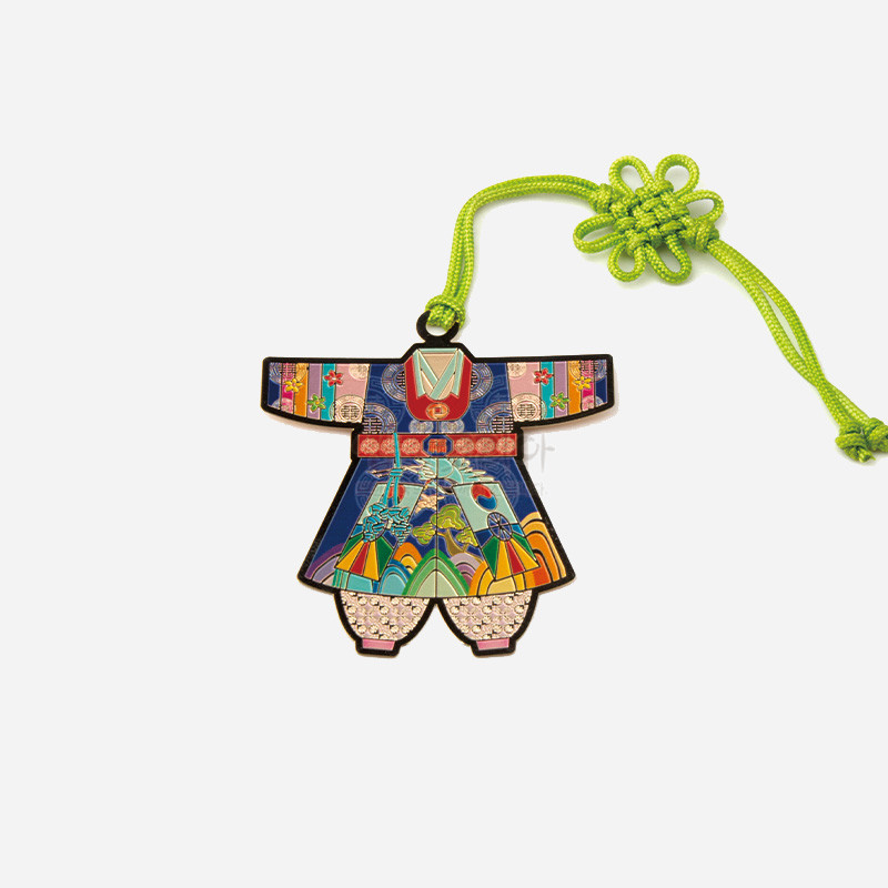 금속 재질 위 채색 기법으로 표현된 아동 색동한복 문양과 다채로운 전통 문양, 연두색 매듭 장식이 조화된 책갈피.