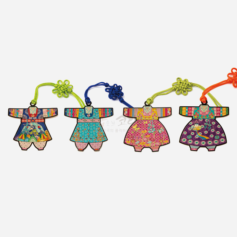 알록달록한 색동 문양과 꽃무늬가 인쇄된 금속 재질 아동 한복 모양 책갈피, 색 실 매듭 장식.