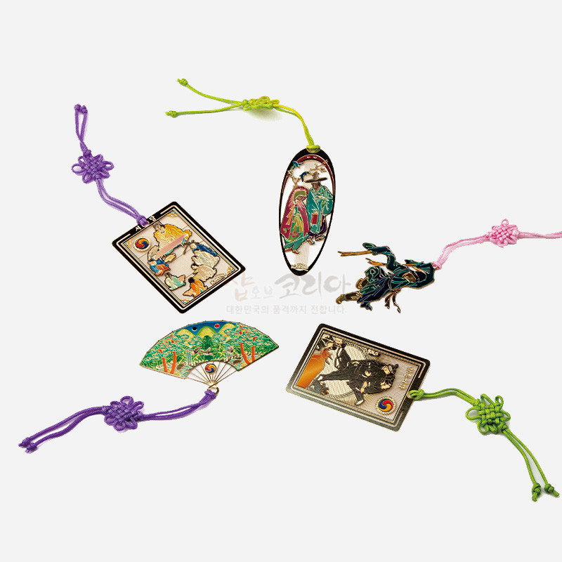 금속 재질 위 채색 기법으로 표현된 전통 인물·동물·풍경 문양과 화려한 색상의 매듭 끈 장식이 어우러진 5종 책갈피.