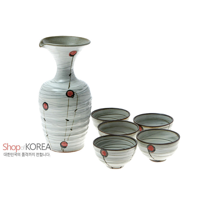 백자 재질의 술병과 술잔 세트, 회색 선묘와 붉은 열매 문양, 자연스러운 수공 곡선이 돋보이는 디자인. 백자 재질의 술병과 술잔 세트, 회색 선묘와 붉은 열매 문양, 자연스러운 수공 곡선이 돋보이는 디자인.