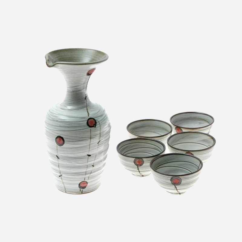 백자 질감의 도자기로 제작된 술병과 술잔 세트, 흰 바탕에 붉은 열매와 줄기 문양 장식.