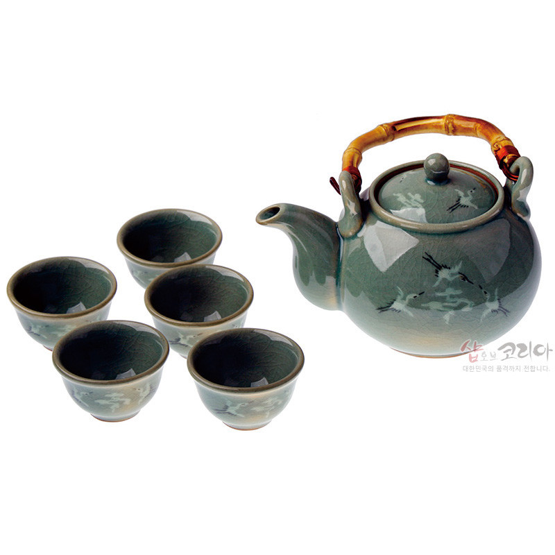 청자 재질에 운학문이 상감된 녹청색 다관과 잔 세트, 대나무 손잡이 장식이 조화로운 구성.