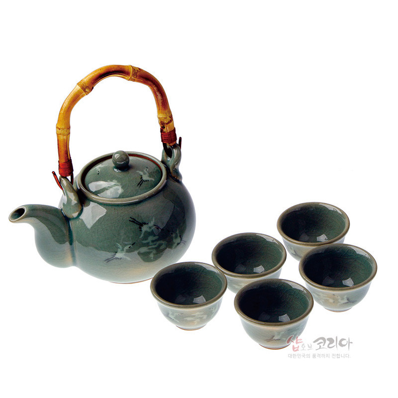 청자유약 바탕에 운학 문양이 은은하게 시문된 찻주전자와 다완 5점, 대나무 손잡이 장식의 다기 세트.