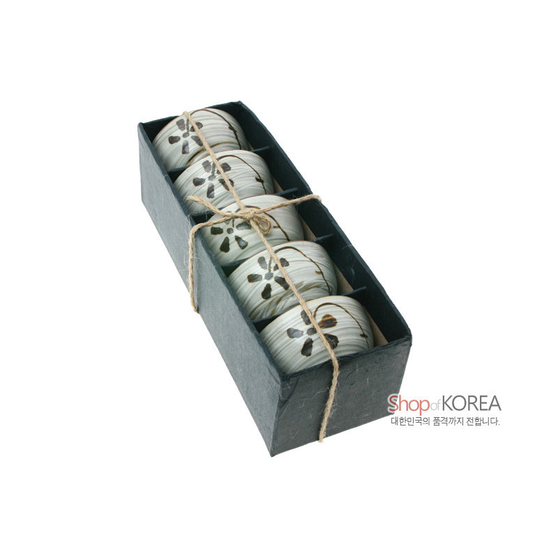 도자 재질의 소주잔에 갈색 국화 문양과 세로 줄무늬가 그려진 세트형 잔 구성. 도자 재질의 소주잔에 갈색 국화 문양과 세로 줄무늬가 그려진 세트형 잔 구성.