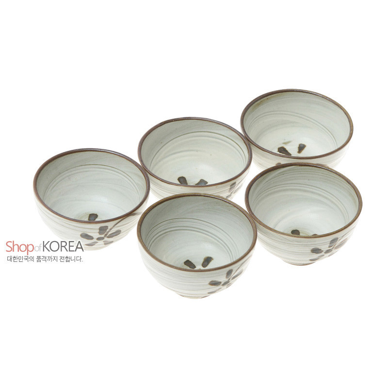 옅은 회백색 도자 재질에 갈색 국화문을 그린 소주잔 세트, 가장자리 갈색 라인 장식. 옅은 회백색 도자 재질에 갈색 국화문을 그린 소주잔 세트, 가장자리 갈색 라인 장식.