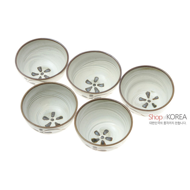 백자 느낌의 도자 재질에 갈색 테두리와 국화 모양 문양이 그려진 소주잔 5종 세트. 백자 느낌의 도자 재질에 갈색 테두리와 국화 모양 문양이 그려진 소주잔 5종 세트.