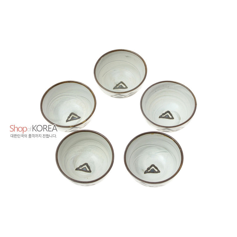 백자 재질의 소주잔에 회색 흐림무늬와 가장자리 갈색 선, 안쪽 산 모양 문양이 더해진 세트. 백자 재질의 소주잔에 회색 흐림무늬와 가장자리 갈색 선, 안쪽 산 모양 문양이 더해진 세트.