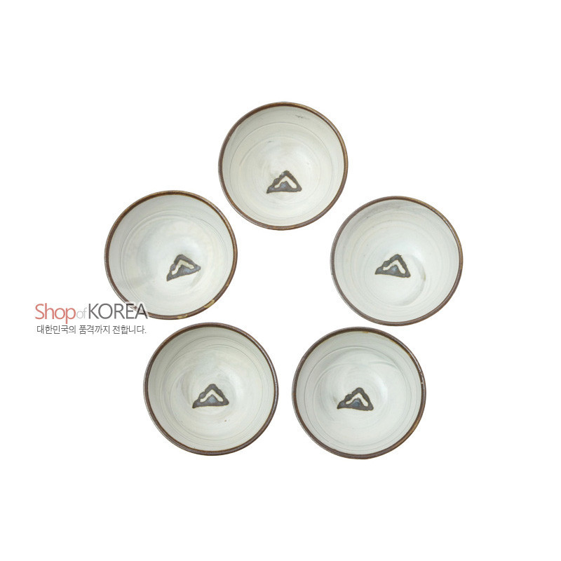 백자 느낌의 연한 회백색 도자 재질, 내면 산 모양 문양과 갈색 테 두름이 특징인 소주잔 세트. 백자 느낌의 연한 회백색 도자 재질, 내면 산 모양 문양과 갈색 테 두름이 특징인 소주잔 세트.