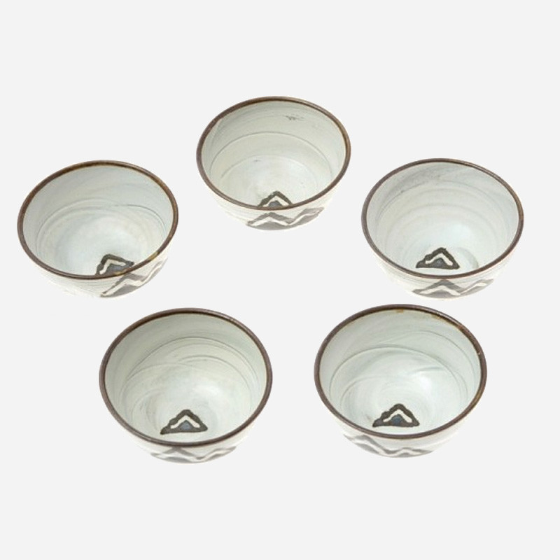 백자 재질의 소주잔 세트, 옅은 회백색 바탕에 갈색 테두리와 산 모티브 문양이 둘레에 수묵화풍으로 장식된 디자인.
