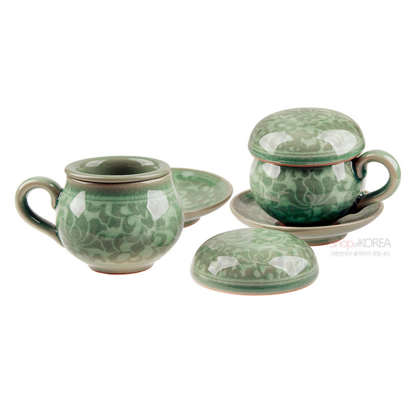 청자 재질에 백상감 기법으로 표현된 목단 무늬와 연녹색 유약이 특징인 뚜껑잔 세트.