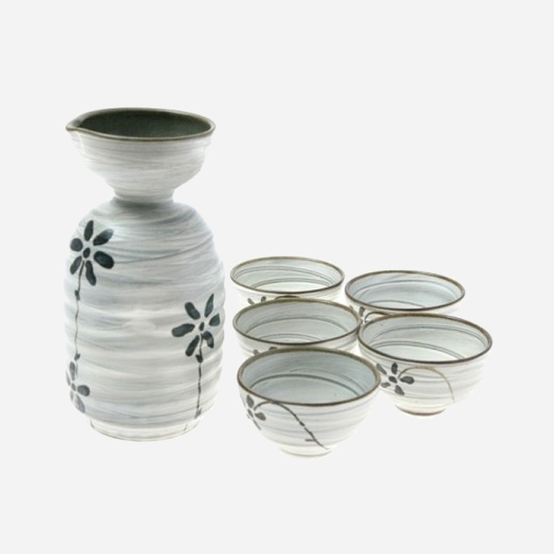 백자 질감의 주병과 잔에 회색 음영과 먹색 국화 문양이 그려진 도자기 주병 세트.