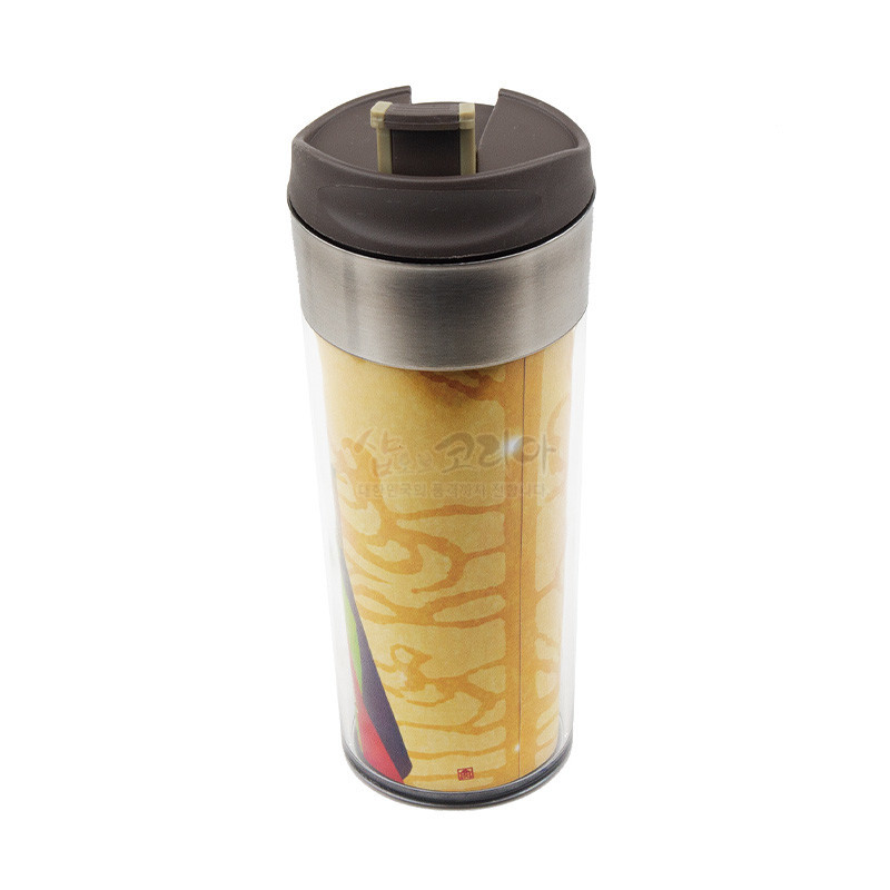 금속 뚜껑과 투명 플라스틱 몸체에 황금색 전통 문양과 한복 색동 배색이 인쇄된 카페 텀블러.