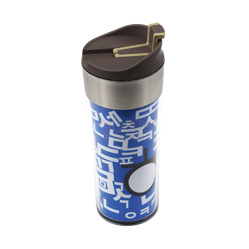 스테인리스 테두리와 갈색 뚜껑, 파란 바탕 위 흰색 한글 자음 난장 패턴이 특징인 텀블러.