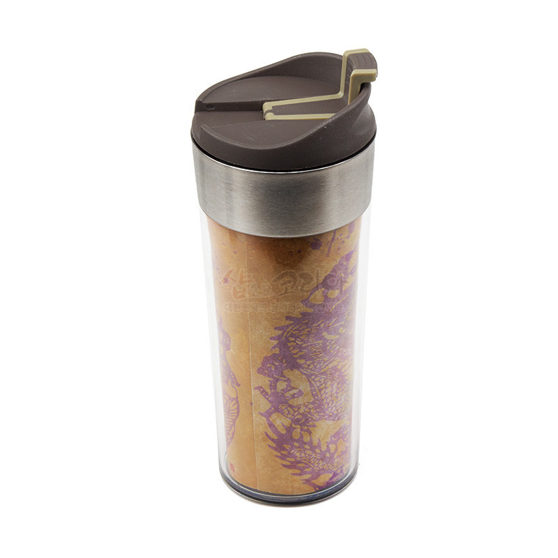 투명 플라스틱과 금속 뚜껑 조합, 황갈색 바탕 위 자주색 용 문양이 들어간 한복 스타일 카페 텀블러.
