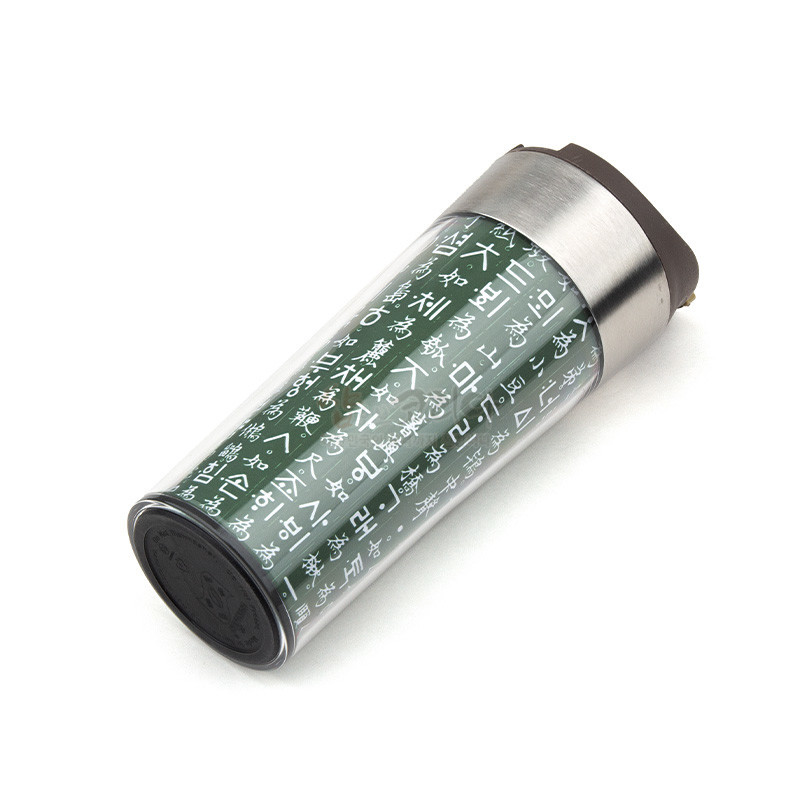 스테인리스와 투명 플라스틱 소재에 녹색 바탕, 흰색 한글 용비어천가 글귀 패턴이 반복된 디자인의 카페 텀블러.