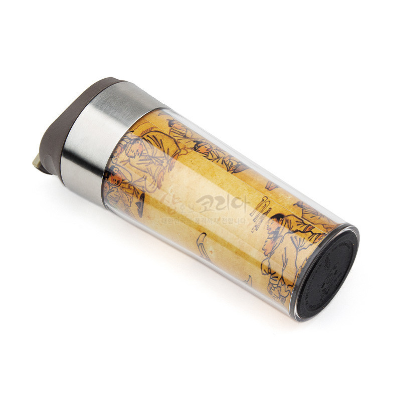 스테인리스와 투명 플라스틱 소재에 황토색 바탕 김홍도 씨름 풍속화 문양이 인쇄된 카페 텀블러.