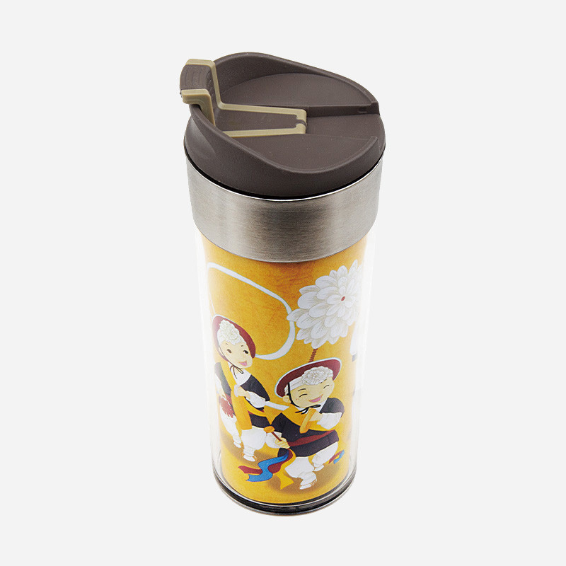 스테인리스 뚜껑과 노란 바탕 위 사물놀이 한복 인물 일러스트, 국화 문양이 어우러진 텀블러.