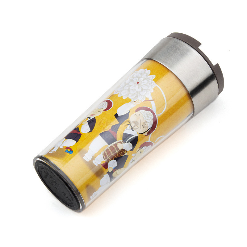 스테인리스와 투명 플라스틱 재질에 노란색 배경, 사물놀이 인물 일러스트와 국화 문양이 장식된 카페 텀블러.