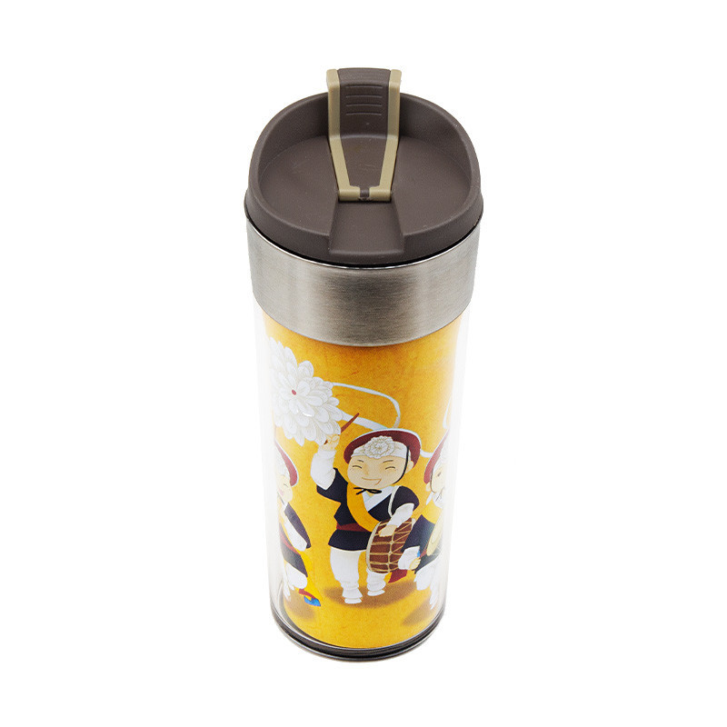 스테인리스 뚜껑과 투명 몸체에 노랑 바탕, 사물놀이 한복 인물 일러스트 문양이 들어간 카페 텀블러.