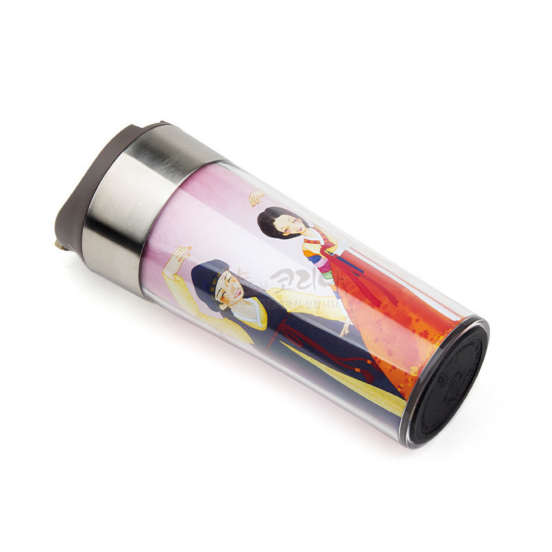 스테인리스와 투명 플라스틱 소재에 도령과 아씨 한복 일러스트가 그려진 다채로운 색감의 카페 텀블러.