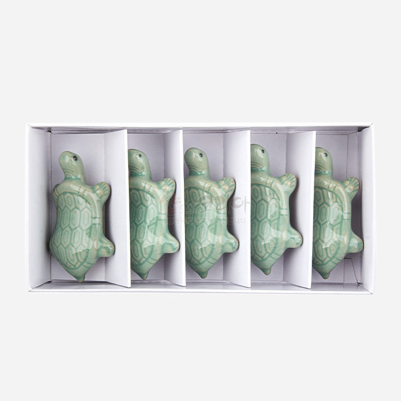 청자 재질의 연녹색 유약을 입힌 거북이 모양 수저받침 다섯 개 세트, 등껍질 기하학 문양 장식.