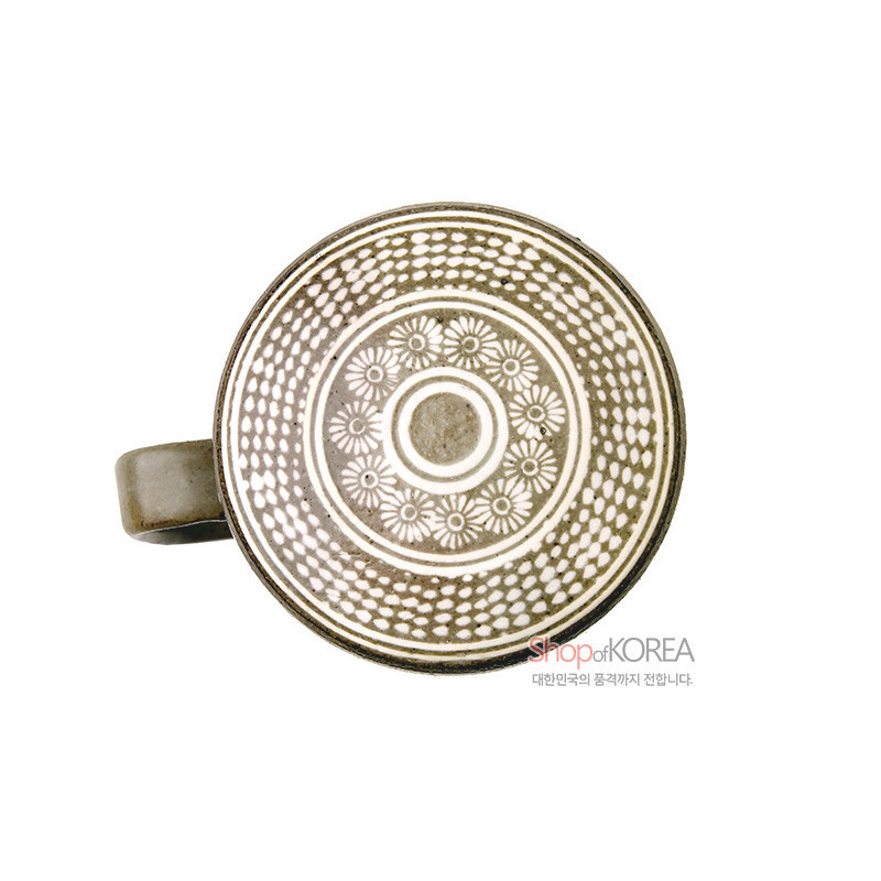 분청사기 재질의 머그 잔, 상감 기법으로 새긴 국화문과 점무늬가 반복된 원형 장식이 특징인 디자인.