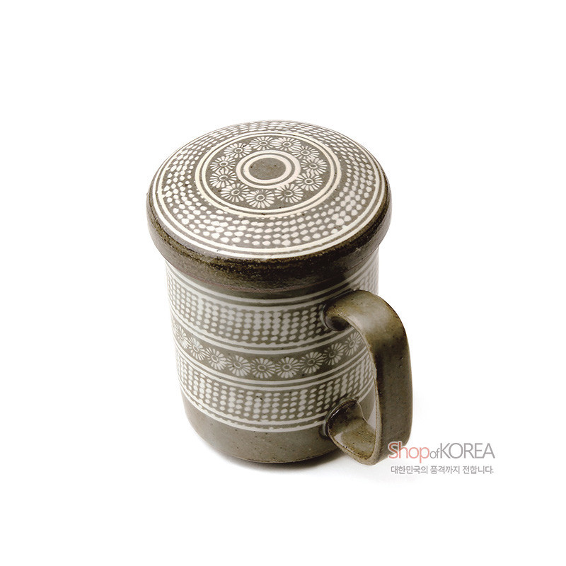 분청사기에 상감 기법으로 국화문과 점무늬를 둘러 장식한 회갈색 뚜껑 머그잔.