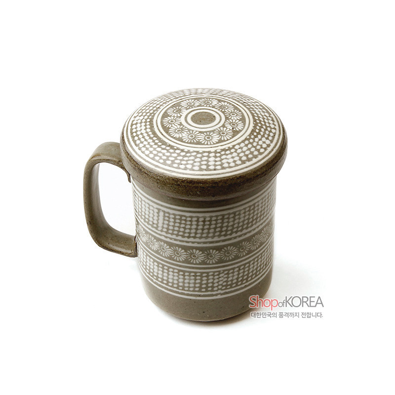 회색 분청사기 재질에 백색 상감 기법으로 국화와 점열 문양을 둘러 장식한 뚜껑 머그잔.