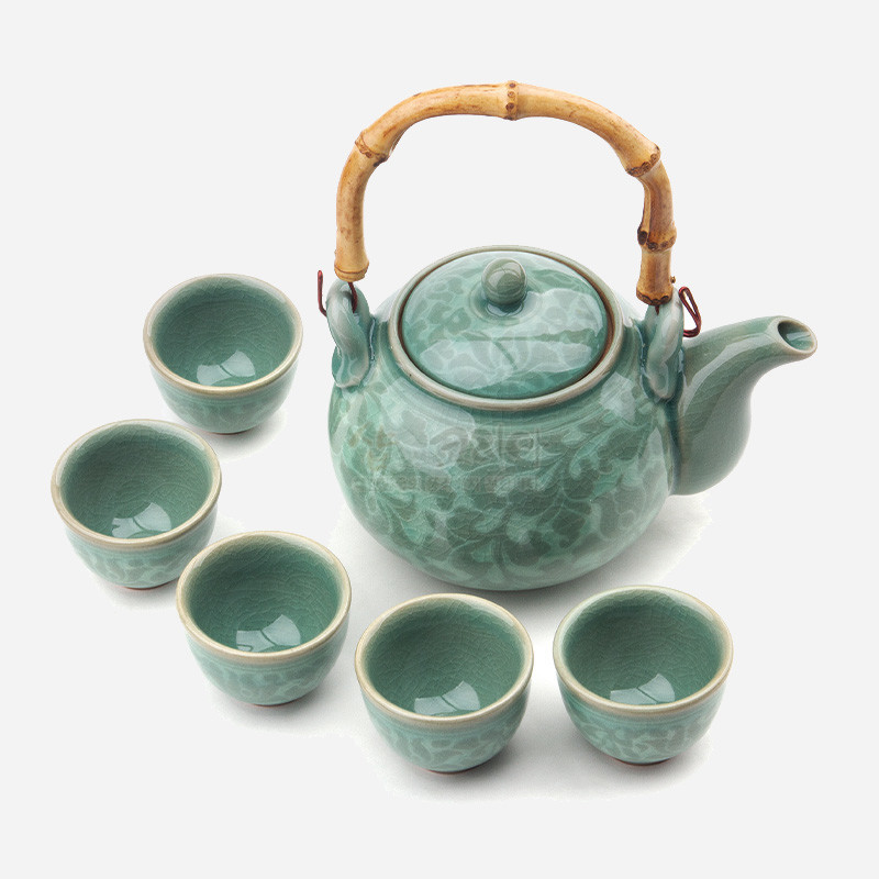 청자 재질에 백목단 문양을 담은 유약 처리 주전자와 찻잔 세트, 대나무 손잡이 장식 특징. 청자 재질에 백목단 문양을 담은 유약 처리 주전자와 찻잔 세트, 대나무 손잡이 장식 특징.
