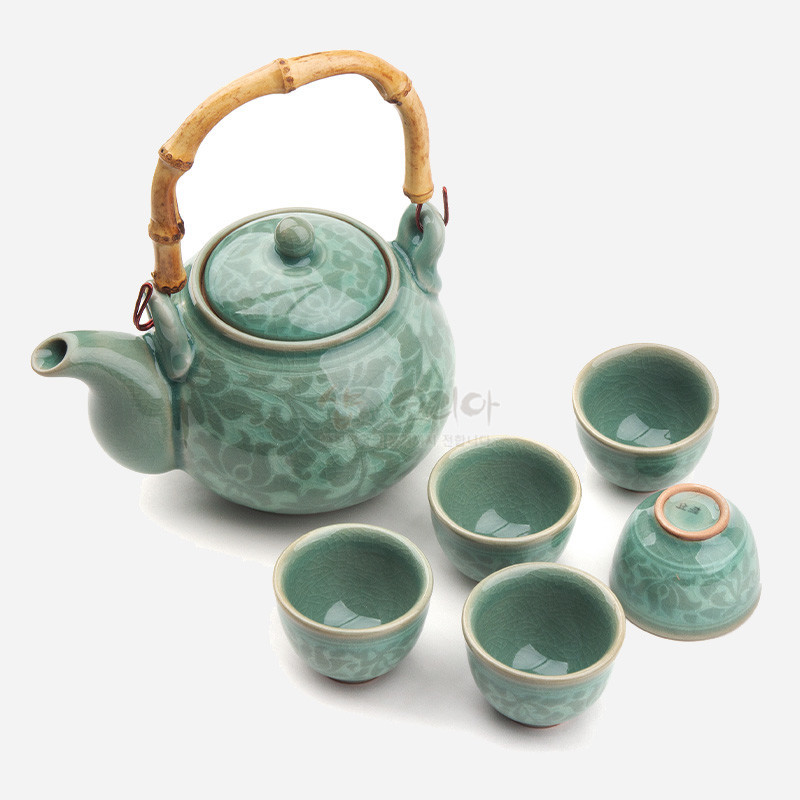 청자 재질에 백목단 문양을 시유한 주전자와 찻잔 세트, 대나무 손잡이 장식 특징. 청자 재질에 백목단 문양을 시유한 주전자와 찻잔 세트, 대나무 손잡이 장식 특징.