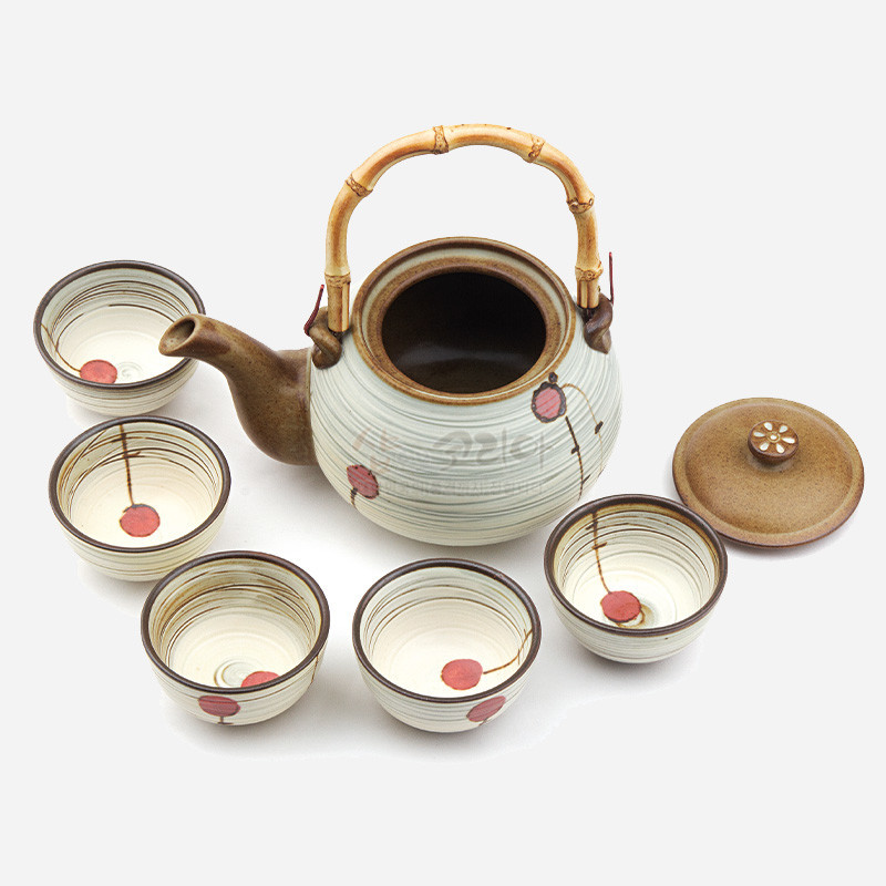 도자기로 제작된 주전자와 찻잔 세트, 담백한 크림색 바탕에 붉은 열매 문양과 갈색 테두리, 대나무 손잡이 장식이 특징인 구성. 도자기로 제작된 주전자와 찻잔 세트, 담백한 크림색 바탕에 붉은 열매 문양과 갈색 테두리, 대나무 손잡이 장식이 특징인 구성.