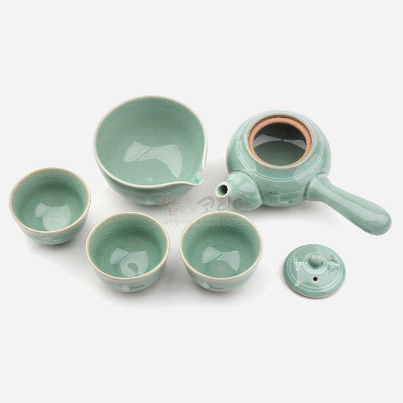 청자 재질의 옅은 비취색 유약과 운학 문양이 어우러진 둥근 형태 3인용 다기 세트.