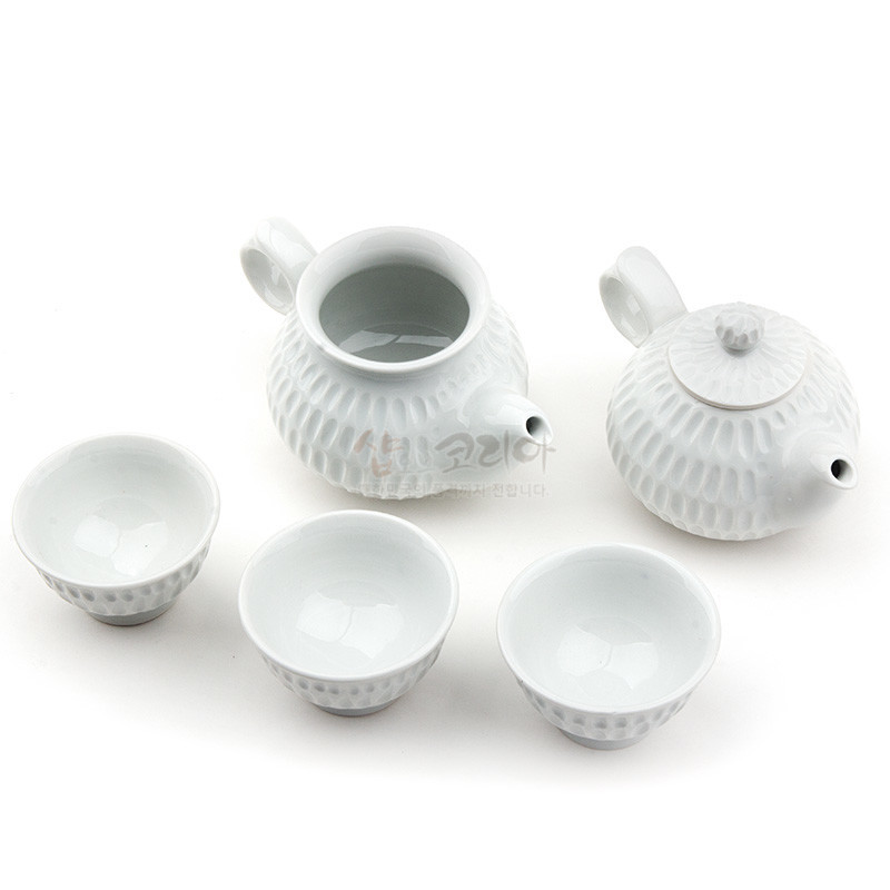 백자 재질의 흰색 다관과 찻잔으로, 표면에 규칙적인 빗살무늬 음각이 새겨진 3인다기세트. 백자 재질의 흰색 다관과 찻잔으로, 표면에 규칙적인 빗살무늬 음각이 새겨진 3인다기세트.