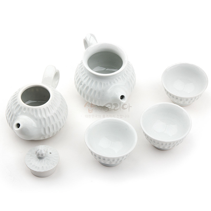 백자 재질의 백색 유약 처리, 표면에 빗살무늬 양각 기법이 적용된 3인 다기 세트. 백자 재질의 백색 유약 처리, 표면에 빗살무늬 양각 기법이 적용된 3인 다기 세트.