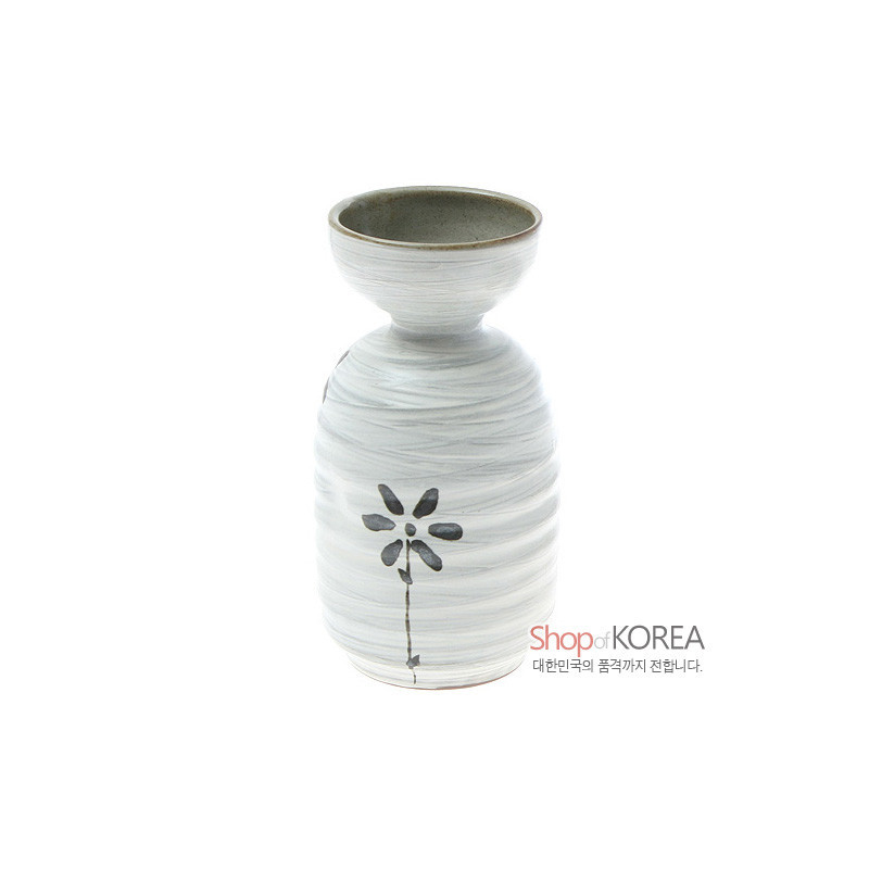 백색 계열 도자기 재질에 수묵풍 국화 문양과 유선형 물결무늬가 조화를 이룬 주병.