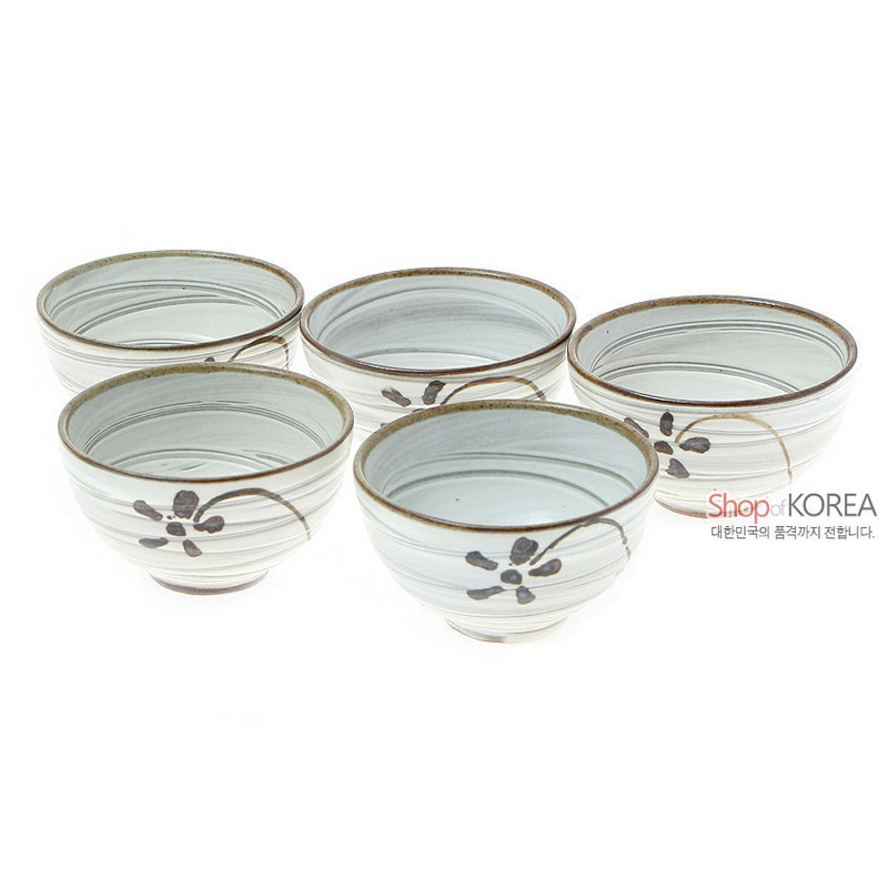 백자 느낌의 도자기 재질에 갈색 국화 문양과 선형 장식이 더해진 전통 다기 술잔 세트.
