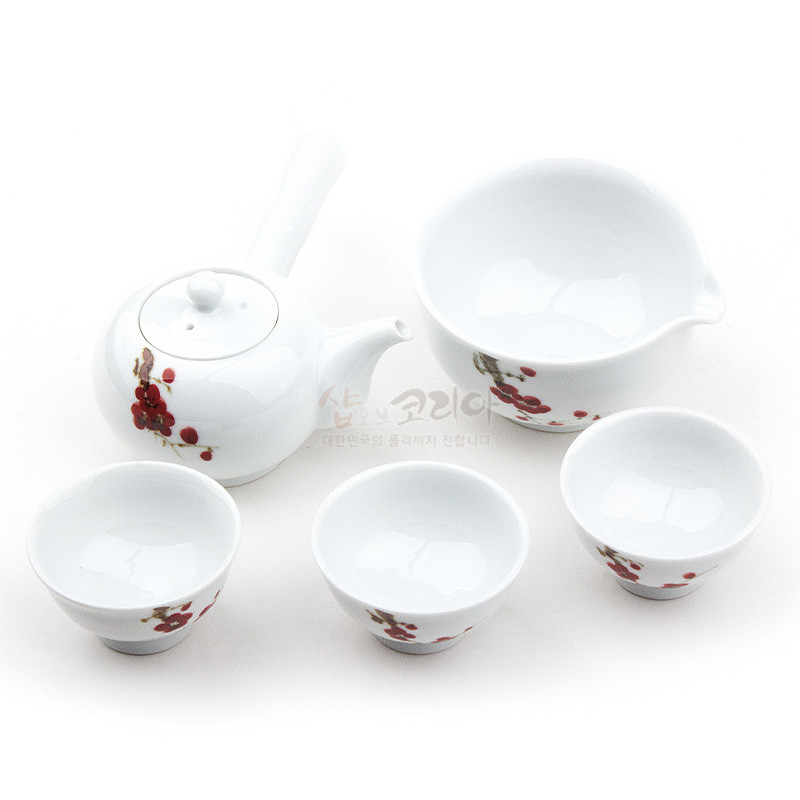 백자 재질의 주전자와 숙우, 잔으로 구성된 다기세트, 붉은 매화 문양과 흰색 유약이 어우러진 전통 차도구.