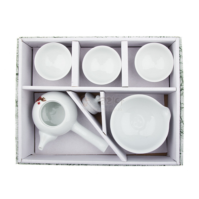 백자 재질의 백색 찻잔과 다관, 찻사발로 구성된 3인 다기 세트, 단정한 곡선 형과 매화 문양 장식.