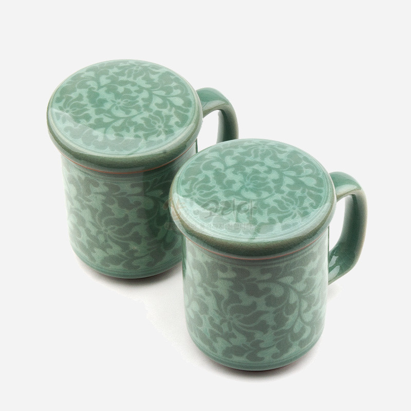청자 재질에 목단당초 문양을 상감 기법으로 표현한 녹청색 뚜껑 머그잔 세트.