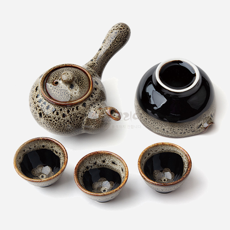 검은 유약과 회색 점묘 무늬가 어우러진 도자기 재질의 천목 3인 다기 세트.