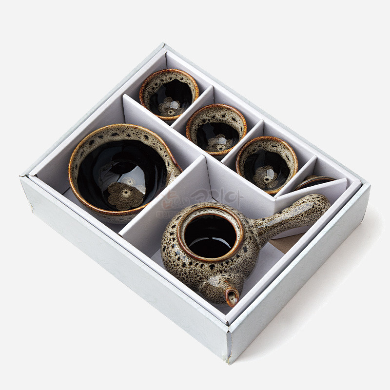 검은 유약과 갈색 테두리의 대비가 특징인 천목 유약 도자기 3인 다기 세트.