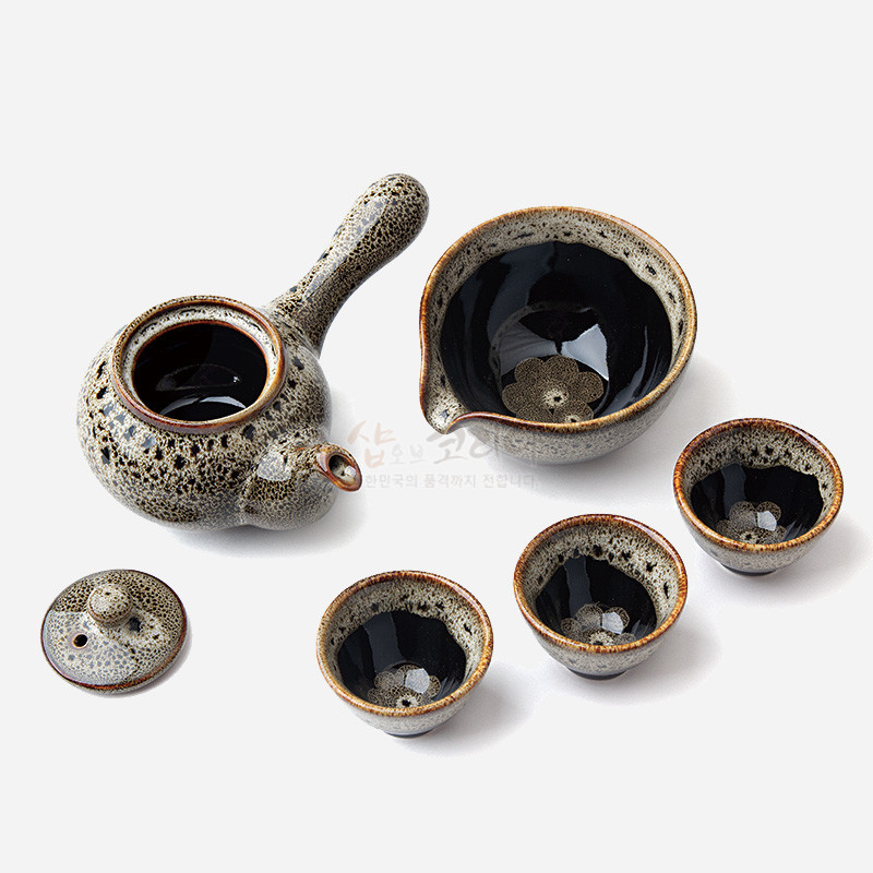 검은 유약 바탕에 회색 천목 무늬가 번진 도자 재질의 다관과 거름잔, 다기 3종 세트.