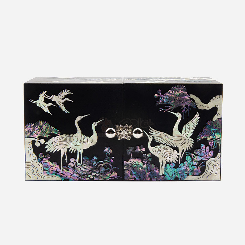 흑색 옻칠 바탕에 자개 상감 기법으로 학과 소나무, 연꽃 문양을 넣은 금속 잠금장식 쌍합. 흑색 옻칠 바탕에 자개 상감 기법으로 학과 소나무, 연꽃 문양을 넣은 금속 잠금장식 쌍합.